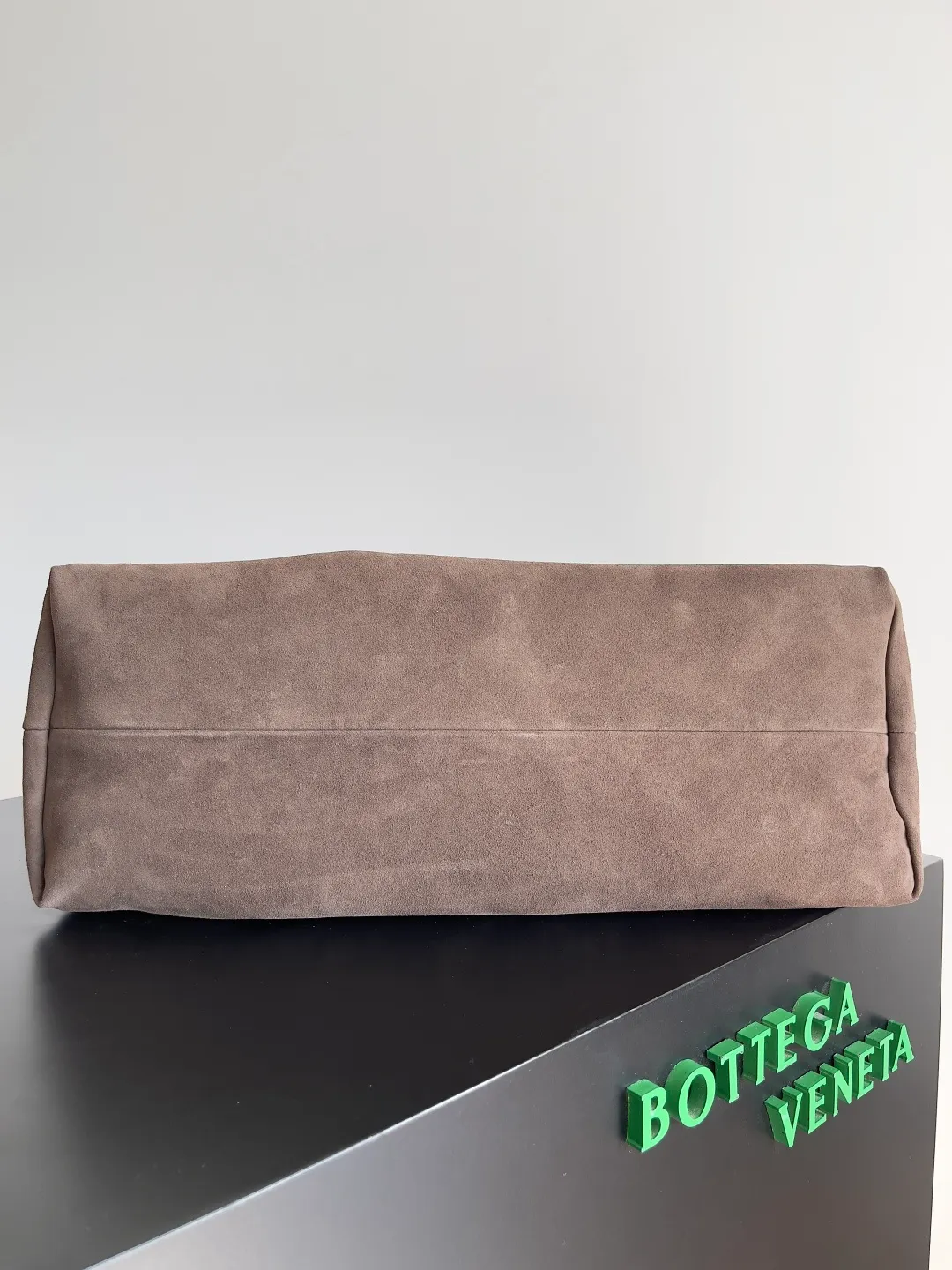 Batch 2660 Bottega Veneta 2025 new product PINACOTECA bag, iconic weaving process, skillfully crafted with 10mm Intrecciato process and equipped with suede lining. Four small strips of leather add character to the design and make the bag more stable. Relaxed yet sophisticated, casual yet refined, suede lining and double-sided design, suitable for shoulder and hand carry. The four straps can be adjusted into different shapes. One pack can be switched between two uses, easily integrating into your daily rhythm. Style number: 817166 Size: 43*23*17.5cm